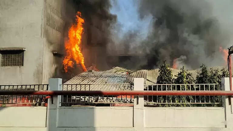 तपसिया की सोफा फैक्ट्री में लगी भयावह आग, इलाके में अफरा-तफरी