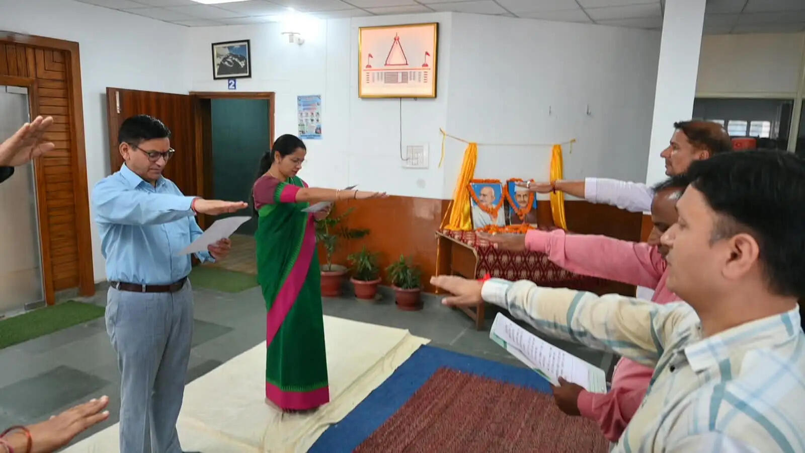 जयंती पर राष्ट्रपिता गांधी और पूर्व पीएम शास्त्री का भावपूर्ण स्मरण