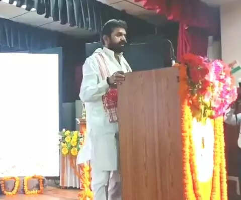 शरीर, आत्मा और मन को जोड़ता है योग : डॉ.दयाशंकर मिश्र