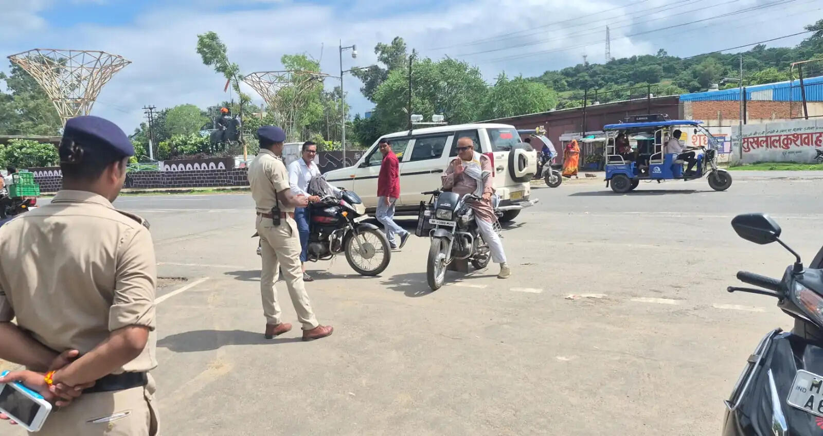 दमोहः कलेक्ट्रेट में बिना हेलमेट और सीट बेल्ट प्रवेश पर रोक, पहले दिन अधिकारियों-कर्मचारियों में दिखी हलचल