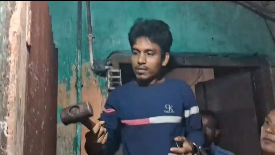 बेकरी मैनेजर हत्याकांड मामला, आरोपित की निशानदेही पर हथौड़ा और लोहे की रॉड बरामद