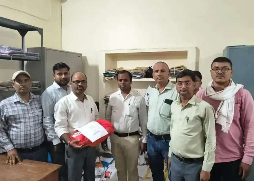 देवरिया में 150 अतिरिक्त हलकों का कार्यभार छोड़ लेखपालों ने जताया विरोध