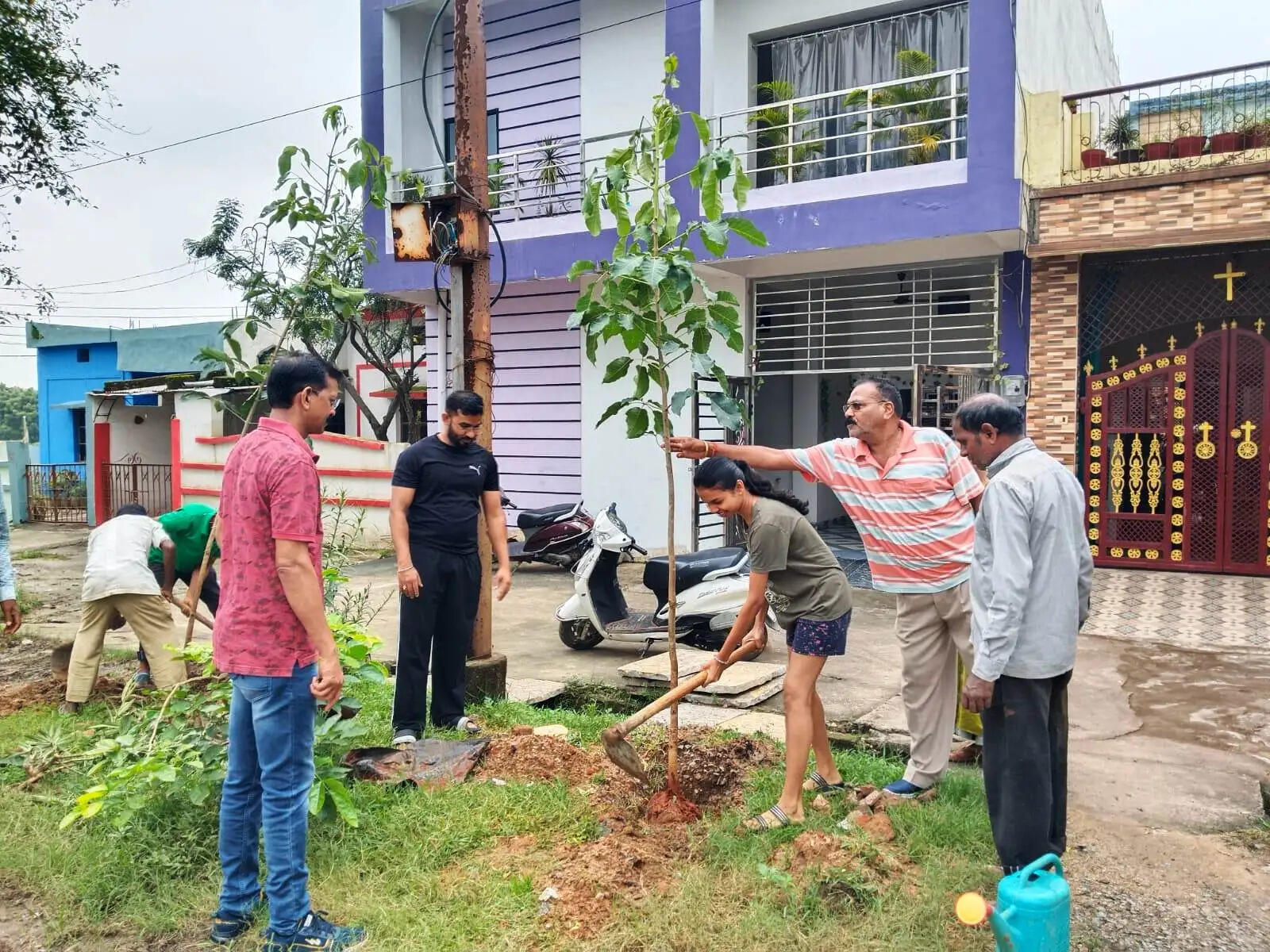 एक पेड़ मां के नाम अभियान के तहत रविशंकर नगर से दादर रोड तक हुआ वृक्षारोपण