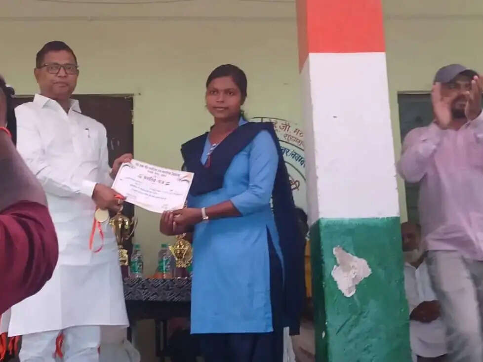 प्रतिभावान छात्र-छात्राओं को मेडल व प्रशस्ति पत्र देकर किया गया सम्मानित