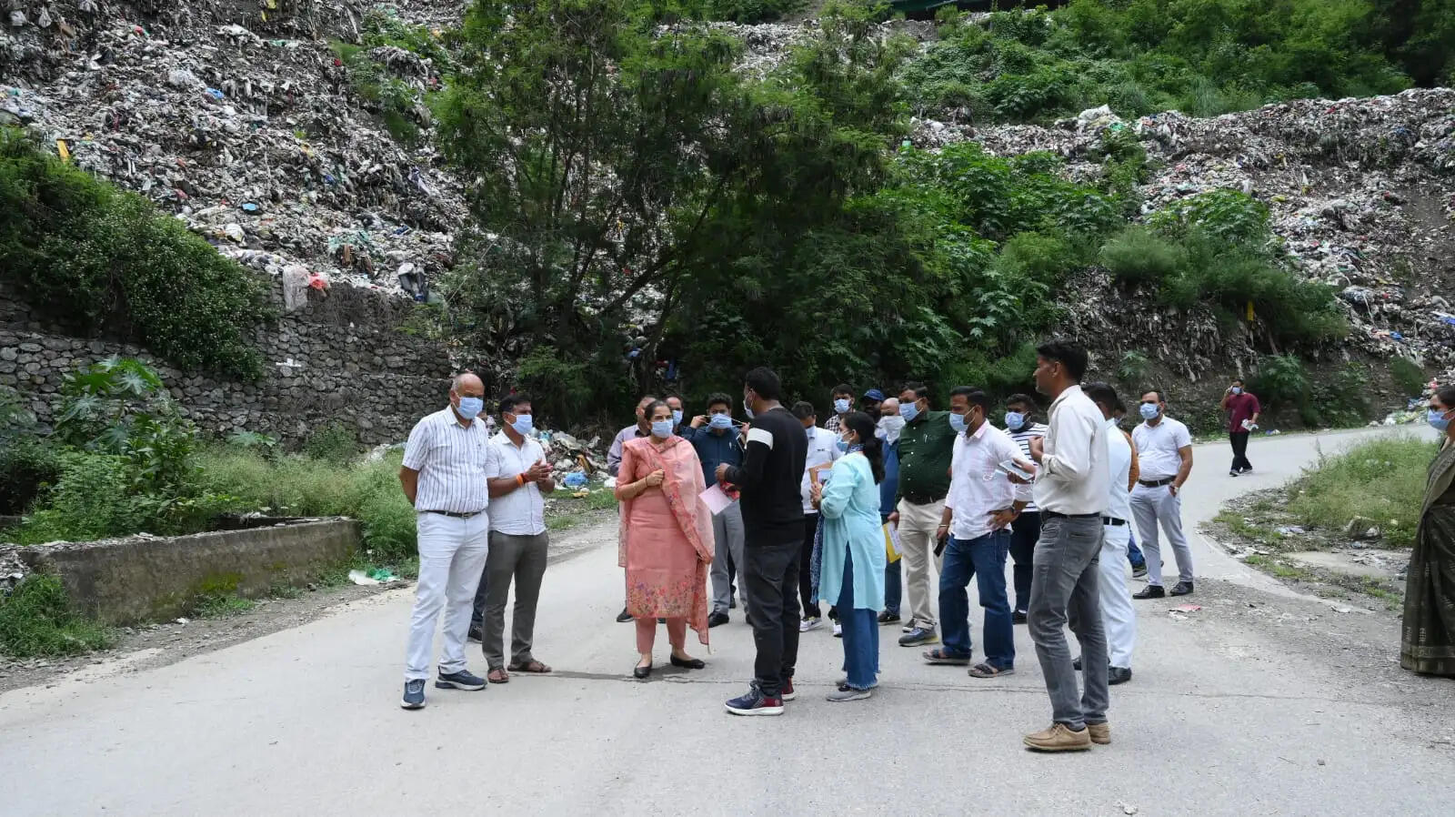 मोकरी डंपिंग जोन का कूड़ा सड़क तक फैलने पर डीएम नाराज