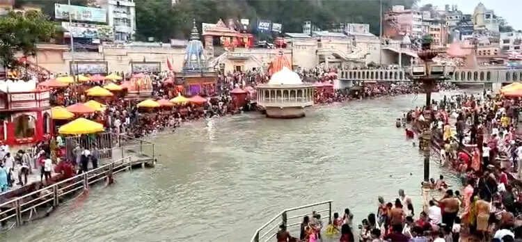 निर्जला एकादशी पर उमड़ा आस्था का सैलाब, हरकी पैड़ी पर लाखों श्रद्धालुओं ने लगाई गंगा में डुबकी
