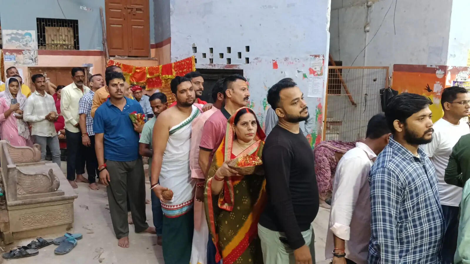 वाराणसी: शारदीय नवरात्रि के दूसरे दिन संयम, सदाचार की देवी ब्रम्हचारिणी के दरबार में उमड़ा आस्था का सैलाब