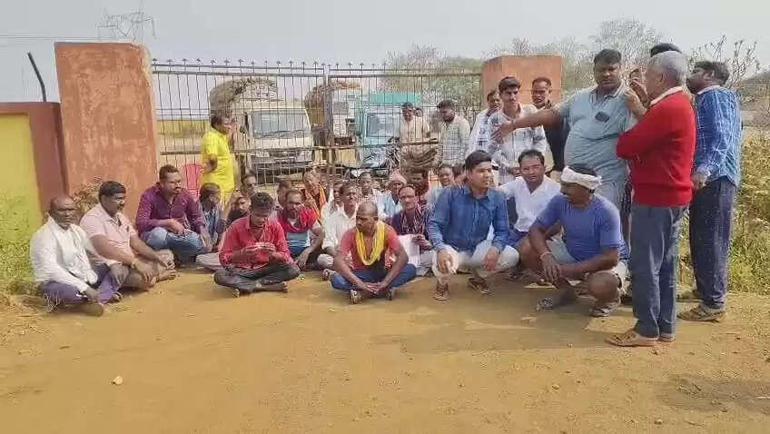 खोखरा धान खरीद केंद्र के गेट पर किसानों का धरना, सत्यापन के बाद भी खरीद नहीं होने का आरोप