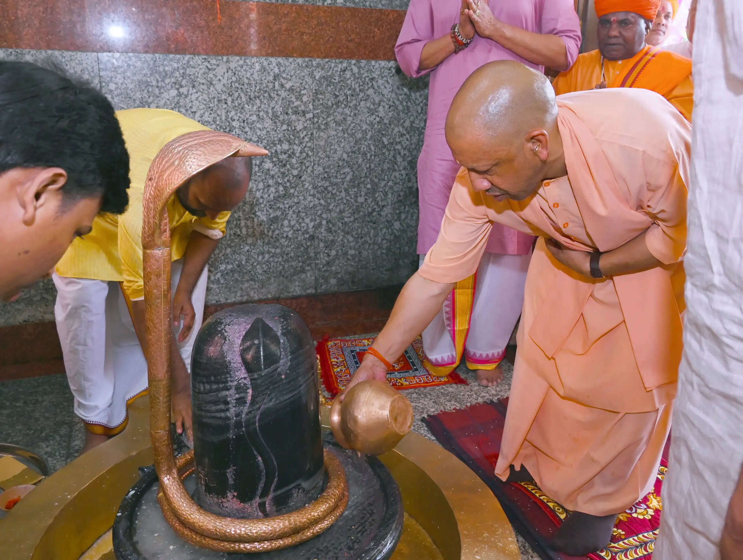 रुद्राभिषेक कर सीएम योगी ने की लोक मंगल की कामना