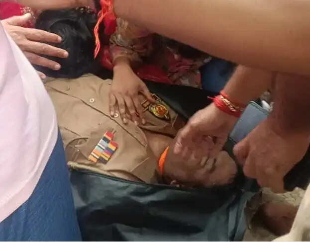 बस्ती : दिवंगत थानाध्यक्ष सूर्य प्रकाश सिंह को पुलिस लाइन में दी गई श्रद्धांजलि, नहीं थम रहे परिजनों के आंसू