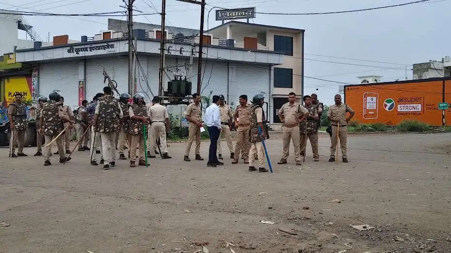 सुवासरा में व्यापारियों का अनिश्चितकालीन बाजार बंद, युवक और साथियों पर धमकी देने का आरोप