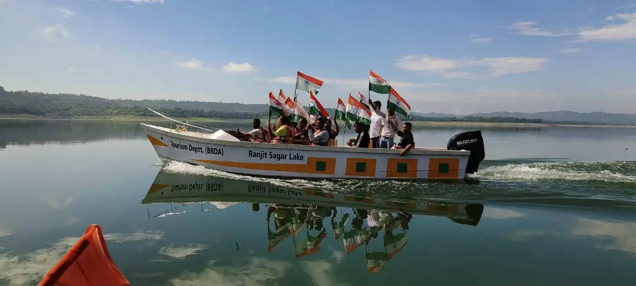 तिरंगे के रंग में रंगा रंजीत सागर झील और अटल सेतु, नाव और साइकिल रैली में उमड़ा देशभक्ति का जोश
