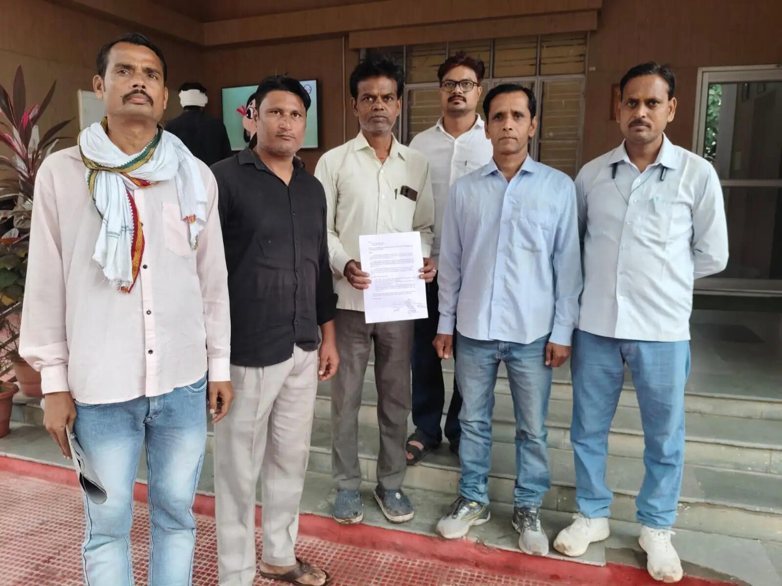 दीपावली से पहले वेतन न मिलने से मीटर रीडरों में मायूसी, डीएम को ज्ञापन देकर लगाई गुहार