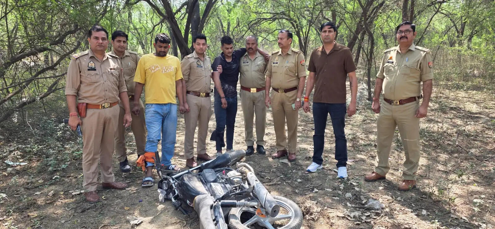 पुलिस मुठभेड़ में चार बदमाश गिरफ्तार, दाे के पैर में लगी गोली