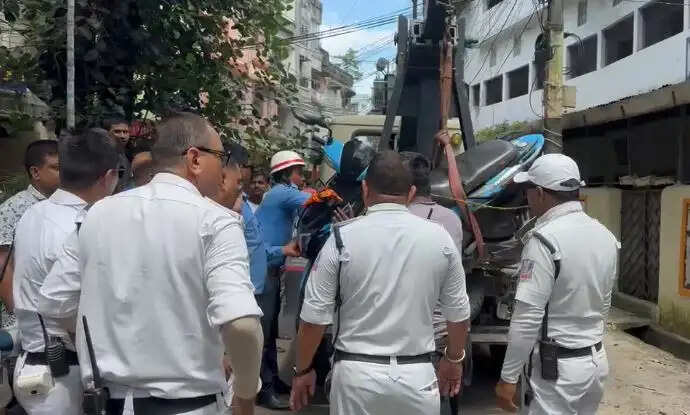अवैध पार्किंग पर ट्रैफिक पुलिस की सख्ती, कई वाहन जब्त