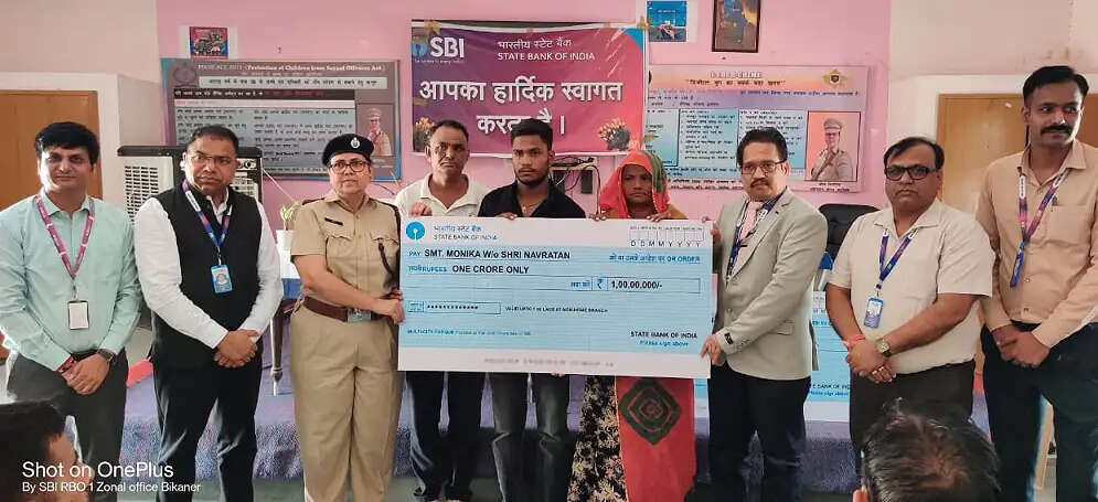 पुलिस सैलेरी पैकेज के तहत दिवंगत कर्मचारी के परिजनों को 1.10 करोड़ रुपये का बीमा दावा