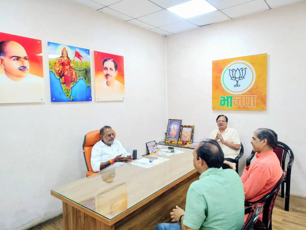 भाजपा प्रदेश कार्यालय में कैबिनेट मंत्री&nbsp;कुशवाह ने सुनीं कार्यकर्ताओं की समस्याएं,&nbsp;त्वरित निराकरण के निर्देश