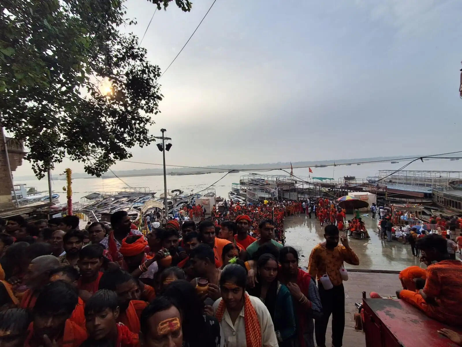 वाराणसी : सावन के दूसरे सोमवार जिलाधिकारी ने सड़क पर उतर कांवड़ियों से किया संवाद