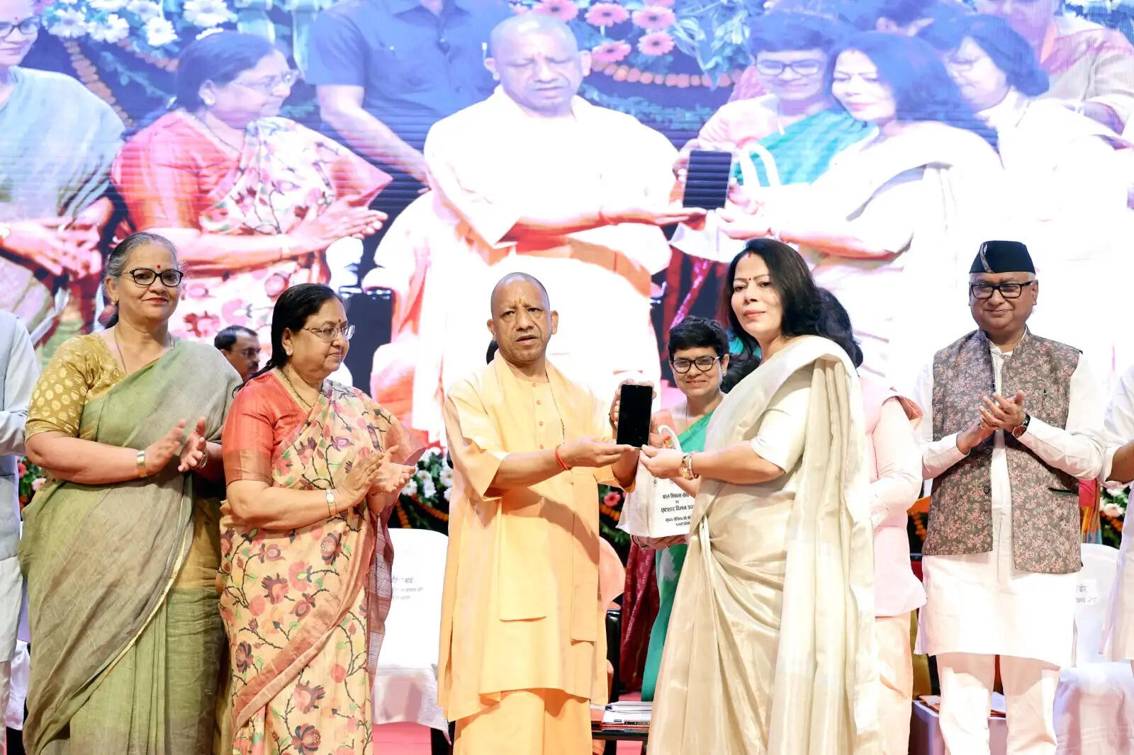 आंगनबाड़ी कार्यकत्रियों को स्मार्टफोन वितरित कर बोले योगी, संवर रहा भारत का भविष्य