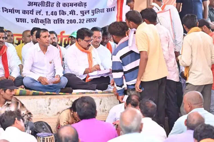 उप मुख्यमंत्री शर्मा ने अमलीडीह में सड़क निर्माण का किया भूमिपूजन