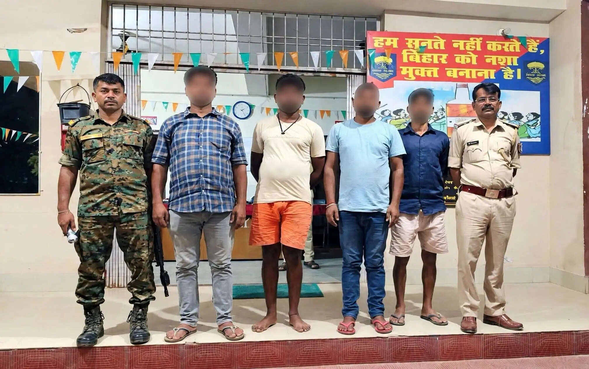 दुर्घटनाग्रस्त ट्रक से शराब लूटने के मामले में चार गिरफ्तार