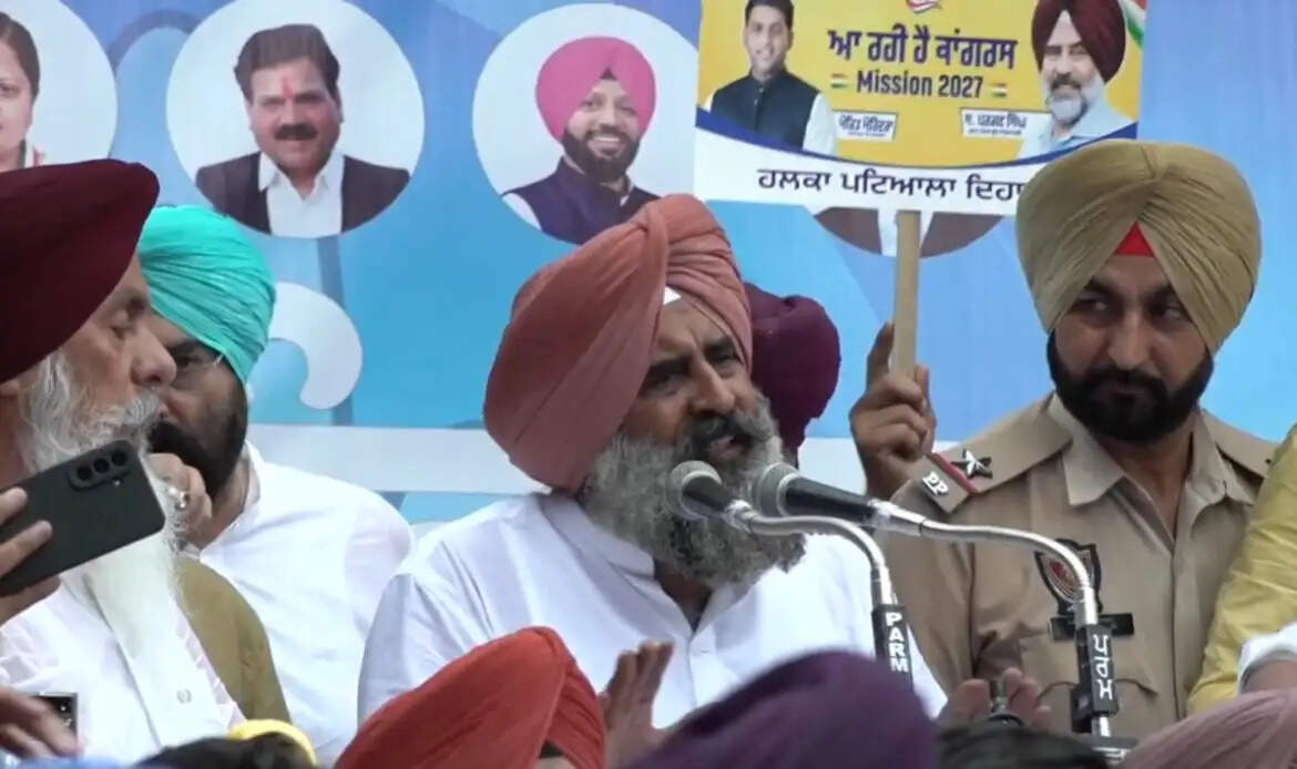 परगट सिंह ने संभाली पंजाब कांग्रेस की कमान, एक मंच पर दिखाई दिए वरिष्ठ नेता