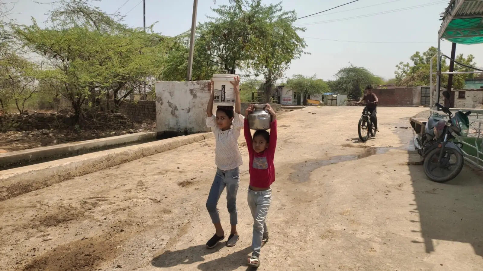 मुरैनाः नल-जल योजना बेअसर, पानी के लिए जूझ रहे ग्रामीण; 600 रुपये का टैंकर खरीदने को मजबूर