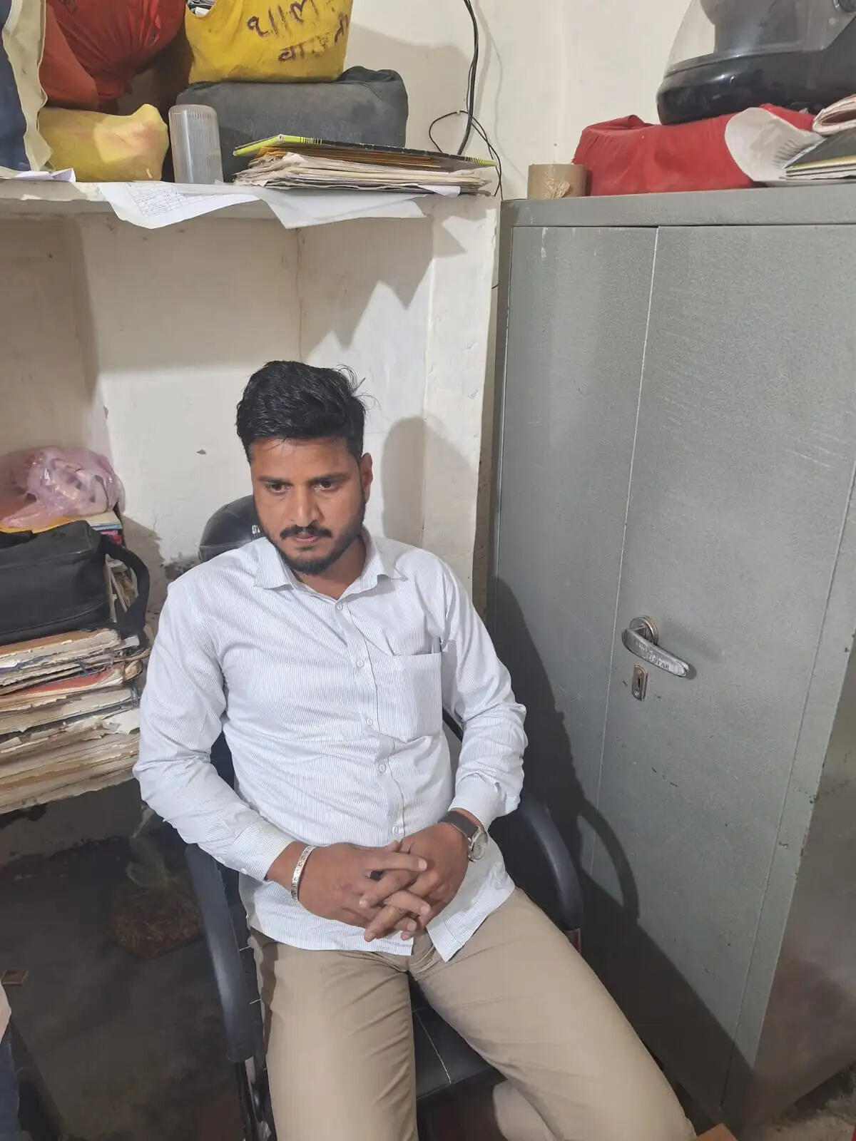 पटवारी बारह हजार की रिश्वत लेते गिरफ्तार