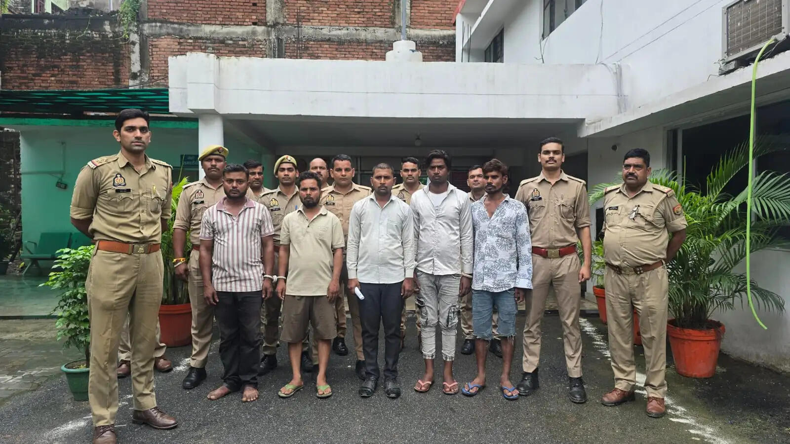 महिला की मौत के बाद हाईवे जाम कर पुलिस पर पथराव मामले में लेखपाल समेत सात गिरफ्तार