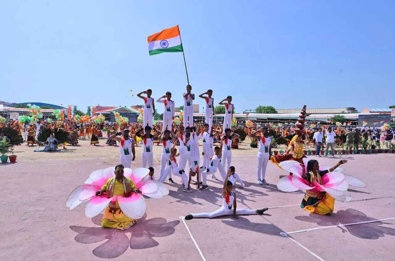 बीकानेर में&nbsp;मुख्यमंत्री ध्वजारोहण&nbsp;कर&nbsp;बाेले,&nbsp;वर्ष 2047 तक विकसित भारत-विकसित राजस्थान के संकल्प को सिद्धि तक पहुंचाएंगे