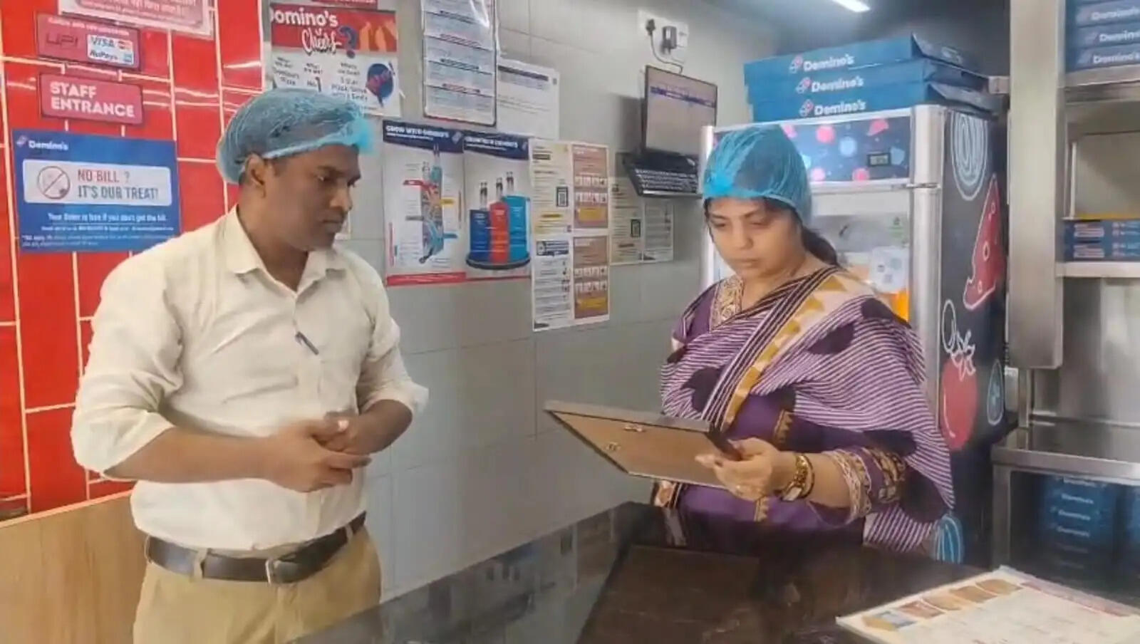 दमोह में डोमिनोज पिज्जा सेंटर पर खाद्य विभाग की कार्रवाई, एक सप्ताह के लिए लाइसेंस निलंबित