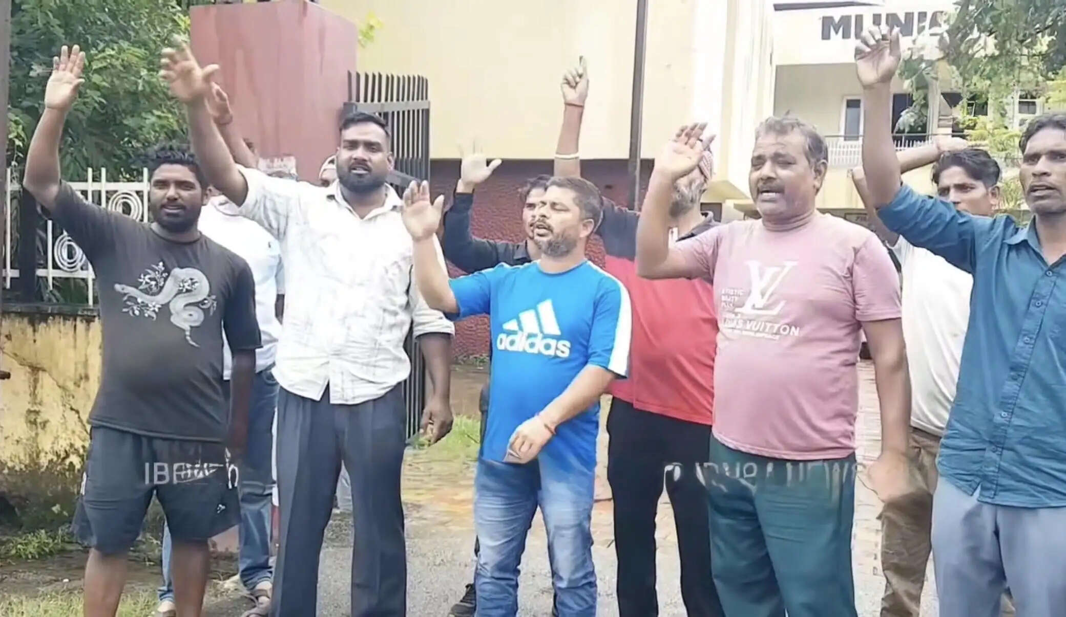 मांगें पूरी होने तक काम बंद, नगर परिषद कठुआ के अस्थायी कर्मचारियों ने फिर शुरू की हड़ताल