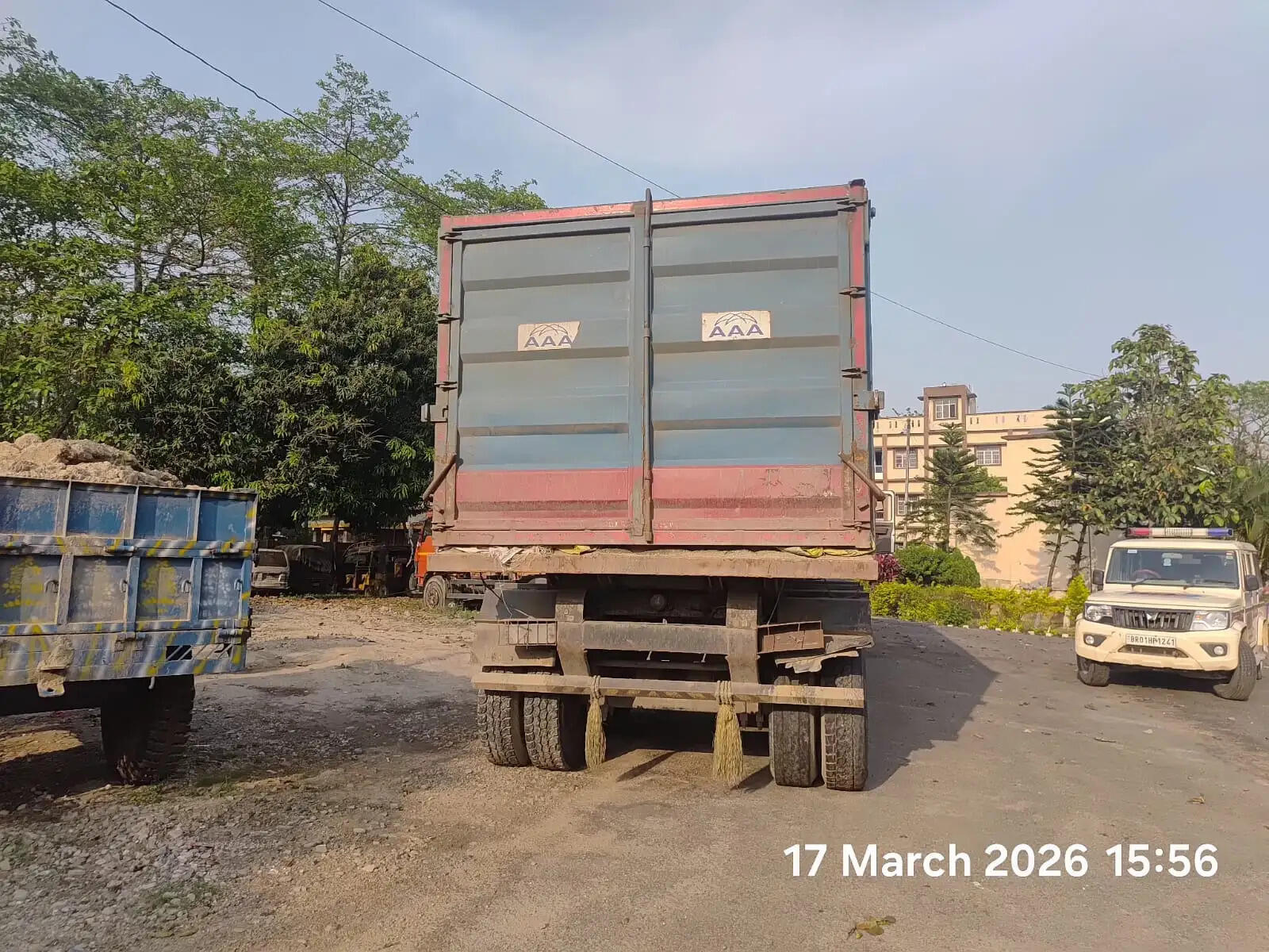 बालू लदा 16 चक्का डंपर जब्त, चालक के पास नहीं मिले वैध कागजात