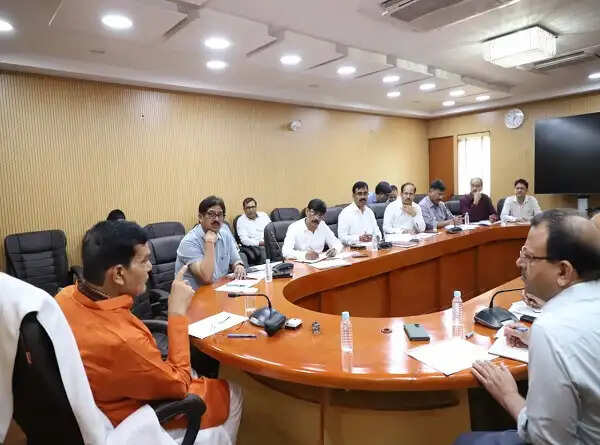 ऊर्जा मंत्री ने की योजनाओं की विस्तृत समीक्षा, अधिकारियों को दिए सख्त निर्देश