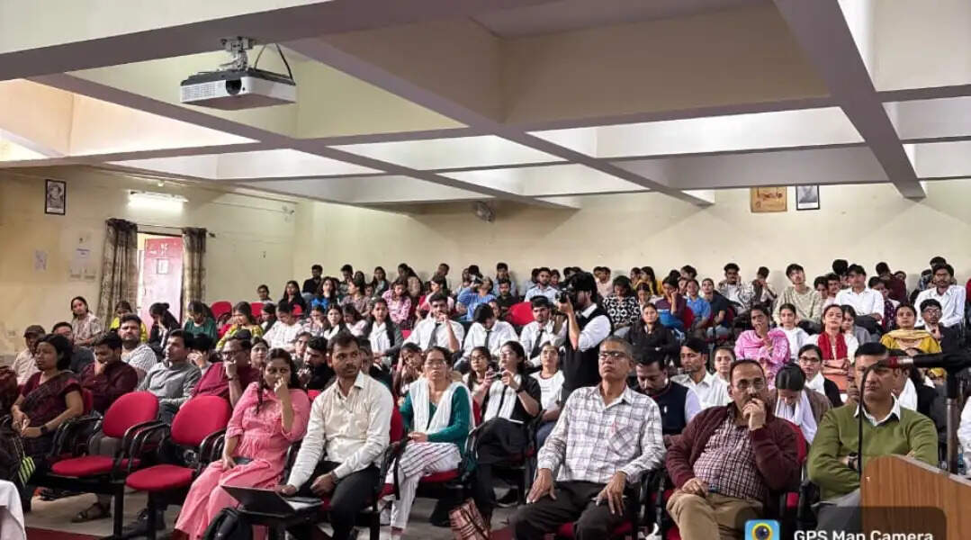 तनाव प्रबंधन और मानसिक स्वास्थ्य को लेकर छात्र-छात्राओं को किया जागरूक