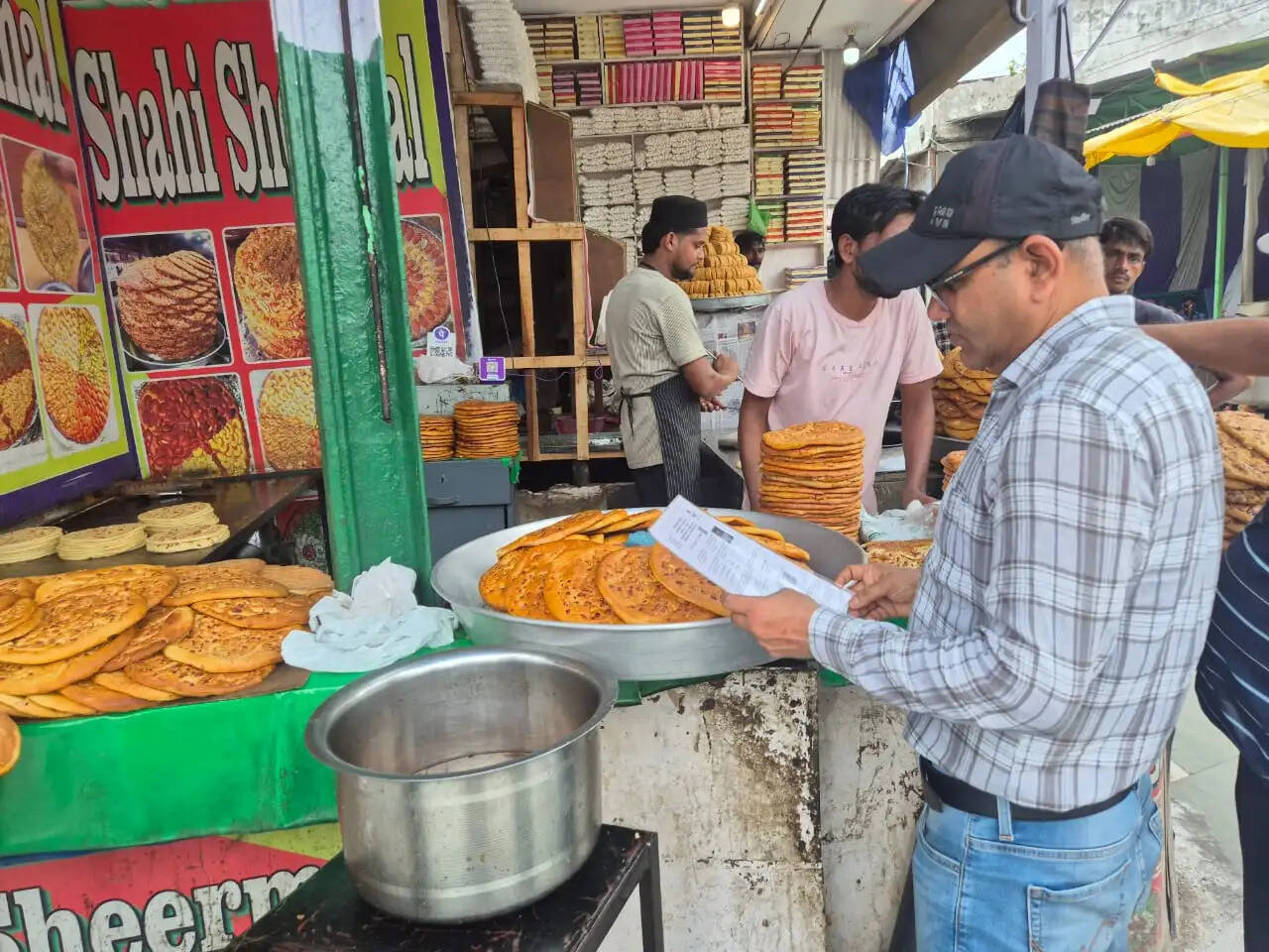 खाद्य सुरक्षा विभाग की कार्रवाई, बर्गर किंग से तेल-दूध के नमूने लिए