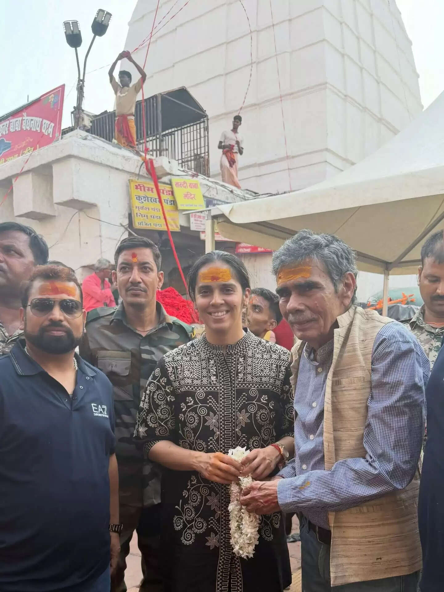 देवघर पहुंचीं बैडमिंटन स्टार साइना नेहवाल, बाबा मंदिर में की पूजा-अर्चना