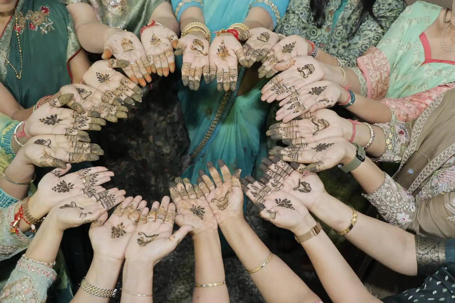 गाजे बाजे के साथ दिया गणेश जी को निमंत्रण, मंगल गीत के साथ महिलाओं ने रचाई मेहंदी