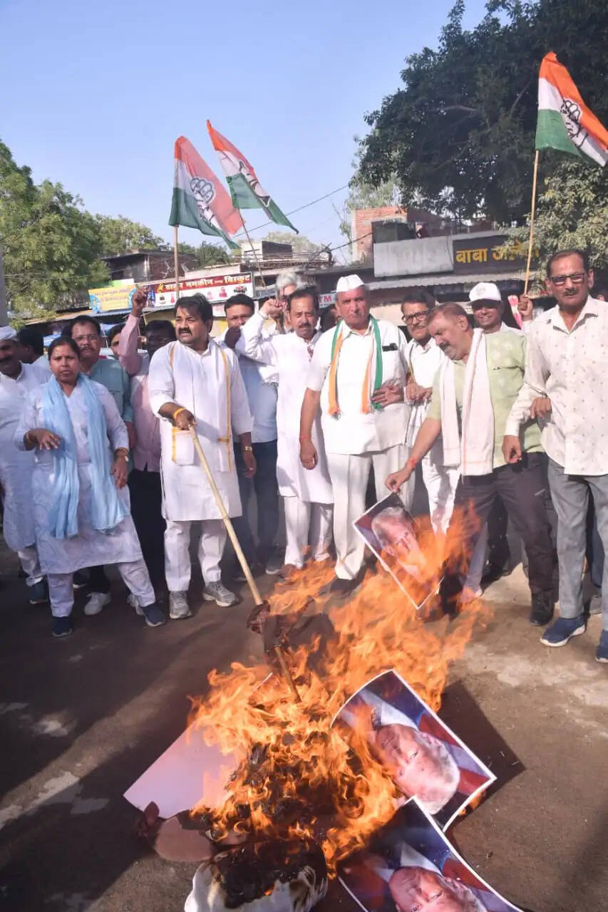 भारत पर टिप्पणी करने के विरोध में कांग्रेस ने किया ट्रंप का पुतला दहन