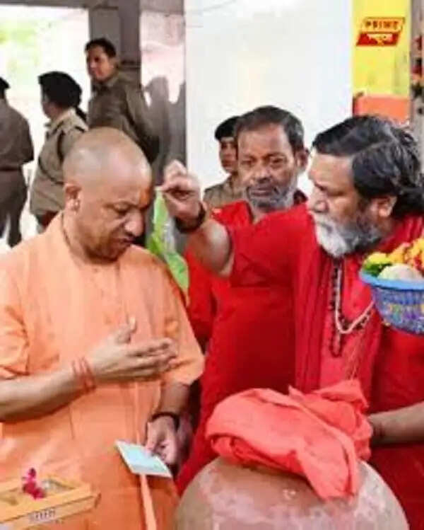 मप्र के&nbsp;दतिया&nbsp;के&nbsp;पीतांबरा पीठ पहुंचे योगी आदित्यनाथ, मां बगलामुखी के किए दर्शन