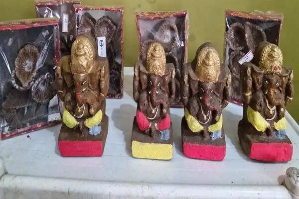 बड़वानीः आजीविका मिशन की समूह महिलाओं ने तैयार की गोबर एवं मिट्टी की गणेश प्रतिमाएं