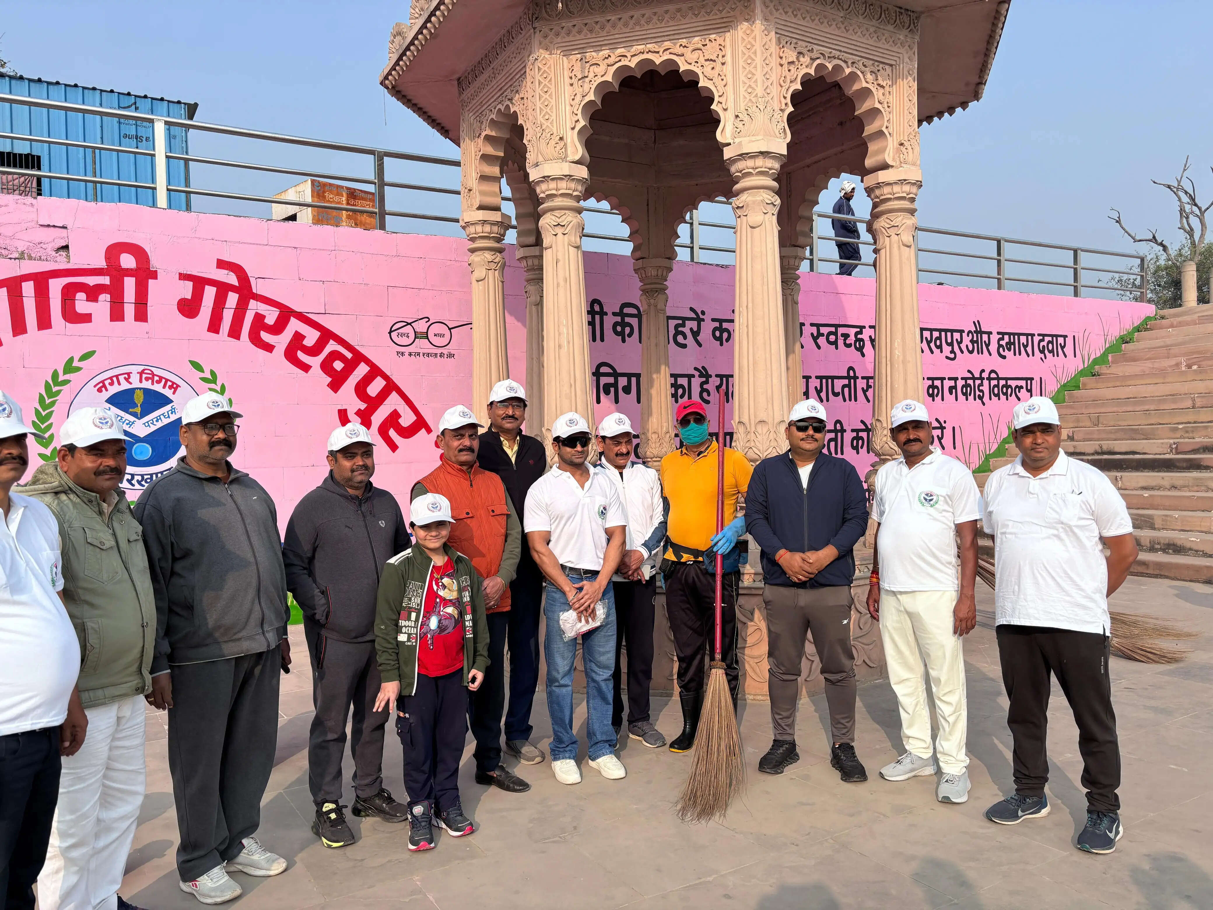 गोरखपुर नगर निगम ने चलाया वृहद सफाई महा-अभियान, महापाैर एवं अधिकारियाें ने किया श्रमदान