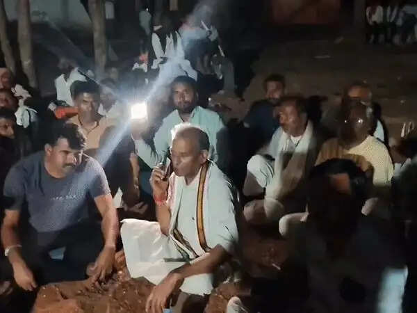 सतना:&nbsp;ट्रैक्टर छुड़ाने&nbsp;10 घंटे धरने पर बैठे भाजपा विधायक,&nbsp;आधी रात तक कलेक्टर-एसपी समझाते रहे