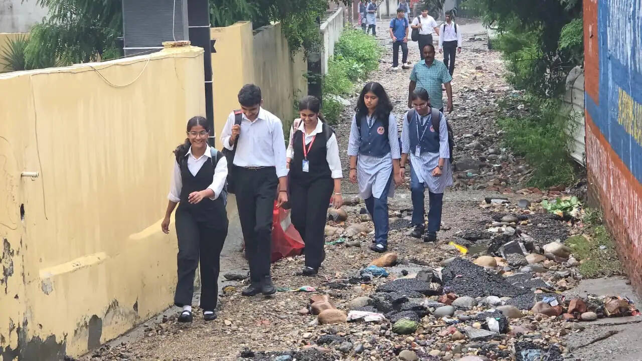 औद्योगिक क्षेत्र का पानी वार्ड नंबर 21 में घुसा, सड़क क्षतिग्रस्त, वर्षों पुरानी समस्या पर भड़के लोग