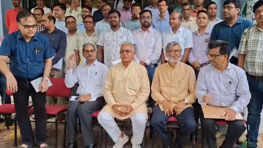 कृषि एवं विपणन अधिकारियों के साथ दिलीप घोष की बैठक, विभागीय संसाधनों के बेहतर उपयोग पर जोर