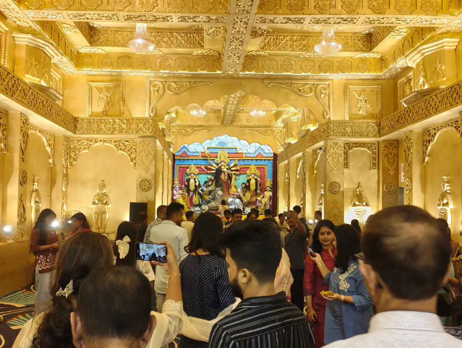 सप्तमी पर पूजा देखने के लिए लोगों की उमड़ी भीड़