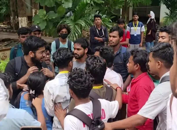 मेदिनीपुर महाविद्यालय में छात्र संगठनों के बीच झड़प, कई घायल