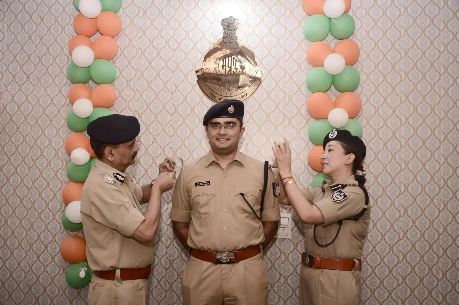 शिवपुरीः आईजी सक्सेना ने डॉ. आयुष जाखड़ को अशोक चिन्ह लगाकर दी पदोन्नति