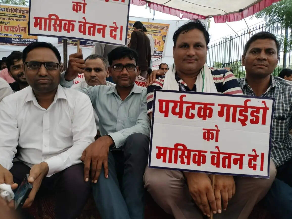 शहीद स्मारक पर जुटे प्रदेशभर के पर्यटक गाइड