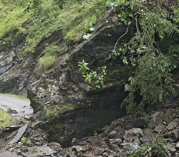 बोल्डर गिरने से निजमुला-बिरही मोटर मार्ग बंद, 12 गांवों का संपर्क कटा
